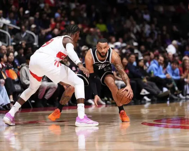 克拉克斯顿, 托马斯 克拉克斯顿, 托马斯